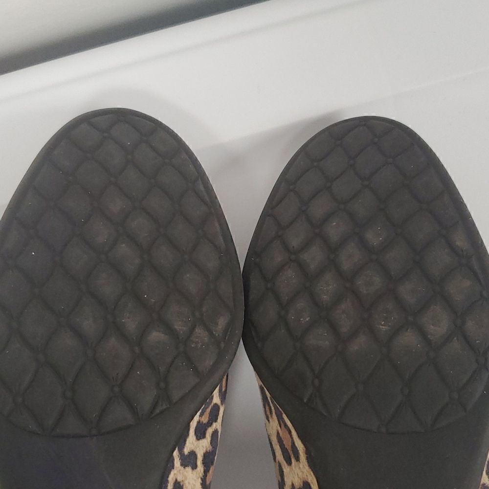 ARAVON Leopard Pumps - Size 8‎ - Picture 9 of 11